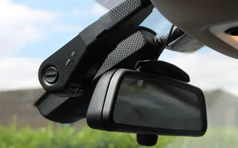 Caméra obligatoire voiture, fixée au pare-brise, près du rétroviseur. Enregistre vos trajets pour plus de sécurité.