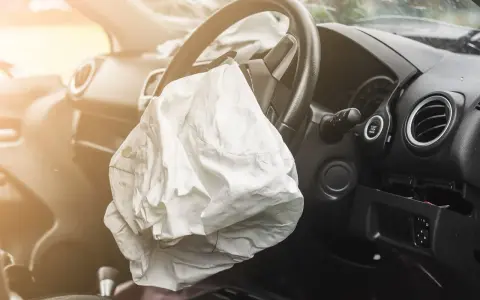 Le fonctionnement de l'airbag est illustré par ce sac blanc déployé sur le volant d'une voiture après un accident.