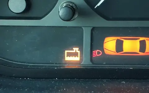Voyant liquide de refroidissement BMW allumé. Le niveau est bas, il faut vérifier.