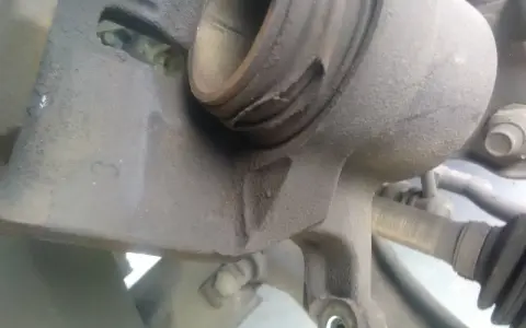 Gros plan sur un étrier de frein de voiture, prêt à changer le cache poussière.