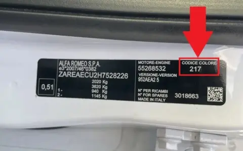 Étiquette sur une Alfa Romeo indiquant "CODICE COLORE 217". C'est ici que vous pouvez trouver le code couleur de votre voiture.
