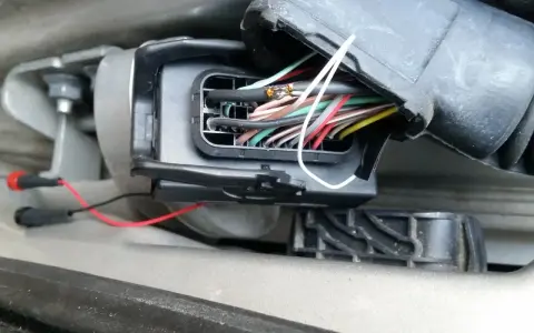 Faisceau de câbles d'une voiture, peut-être la cause du problème de vitre électrique ne remonte plus automatiquement.