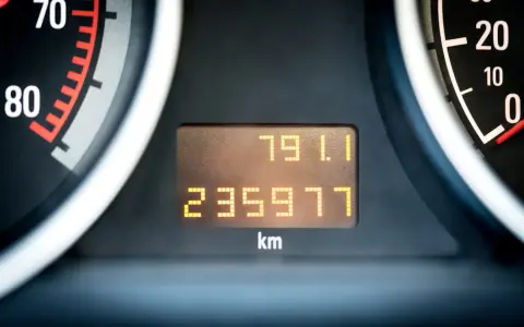 Le tableau de bord affiche 235 977 km. C'est quoi le kilométrage d'une voiture ? C'est la distance parcourue.