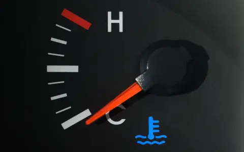 Le voyant température moteur s'allume à froid, indiquant un problème potentiel. L'aiguille est sur la zone bleue, signe de froid.