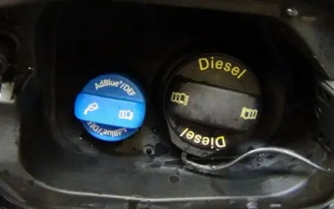 Bouchons AdBlue et Diesel dans un compartiment de carburant. Un problème AdBlue sur une Peugeot peut survenir si le liquide n'est pas correctement rempli.