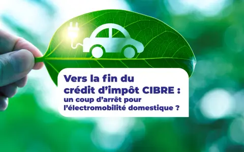 Une feuille verte porte l'icône d'une voiture électrique. Le texte parle de la fin du crédit d'impôt pour l'électromobilité.