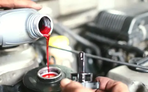 Remplissage du réservoir avec du liquide de frein rouge vif. Le liquide de frein noir est une indication de problème.