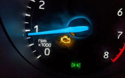 Voyant moteur allumé sur le tableau de bord, signalant un problème avec l'essence. Le compte-tours indique 1000 tr/min.