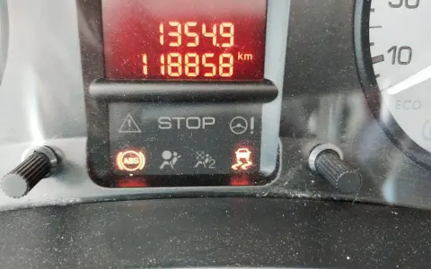 Tableau de bord d'un Berlingo rouge voyant allumé : STOP, ABS, ESP. Kilométrage 118858 km.