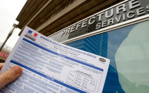 La carte grise, c'est quoi ? Ce document officiel, la "demande de certificat d'immatriculation d'un véhicule", est nécessaire pour toute démarche administrative liée à un véhicule.