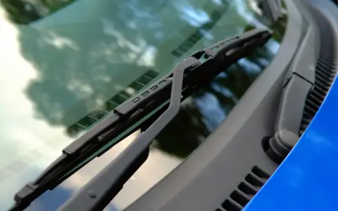 Essuie-glace de voiture en panne, une astuce pour le dépanner avant qu'il ne pleuve.