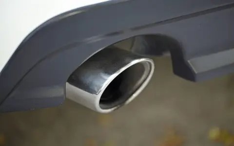 Gros plan sur un pot d'échappement de voiture, un symptôme d'échappement bouché peut être une perte de puissance.