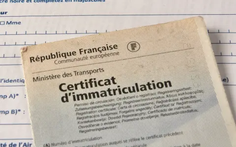 Un certificat d'immatriculation français, avec des mentions multilingues. L'inconvénient carte grise collection peut être sa complexité administrative.