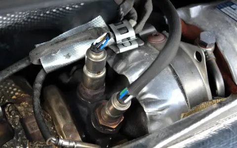 Deux sondes lambda sur un moteur, un symptôme de sonde lambda défectueuse peut être une surconsommation de carburant.