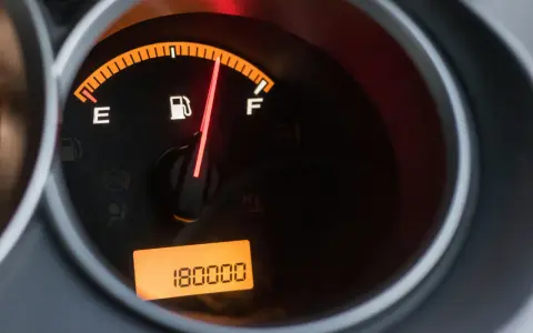 Le tableau de bord indique le niveau de carburant. Pour savoir si la jauge à carburant fonctionne, regardez l'aiguille qui pointe vers "E" (vide).