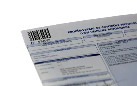 Procès-verbal de contrôle technique d'un véhicule. Ce document, qui pourrait être un faux contrôle technique, liste les défauts à corriger.