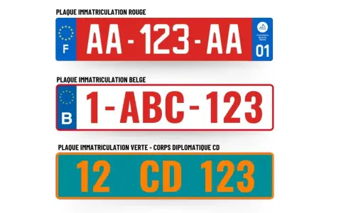 Plaque immatriculation rouge française "AA-123-AA" avec logo régional, plaque belge "1-ABC-123", et plaque diplomatique verte "12 CD 123".