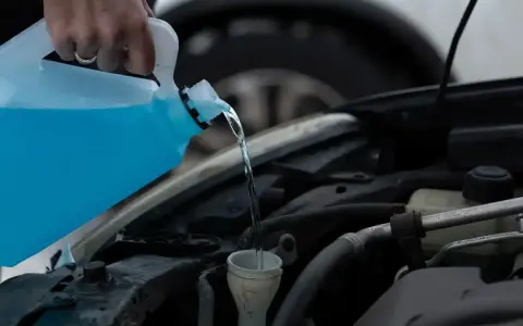 Main tenant, remplissage du liquide lave-glace. Le moteur est froid, parfait pour ajouter du liquide.