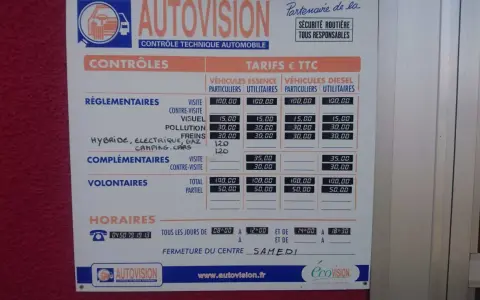 Tableau des tarifs du contrôle technique automobile Autovision, incluant le prix du contrôle technique essence pour les particuliers et utilitaires.