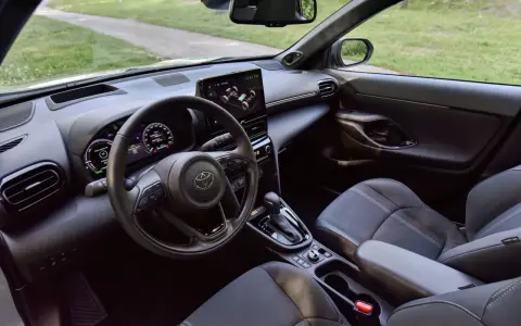 Intérieur d'une voiture moderne, tableau de bord avec écran tactile, volant et sièges. Un véhicule conçu pour respecter la norme GSR2.