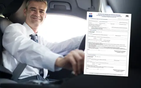 Un homme souriant conduit, une main sur le volant. À côté de lui, un formulaire "Certificat de cession d'un véhicule d'occasion" est visible, expliquant comment remplir un certificat de cession.