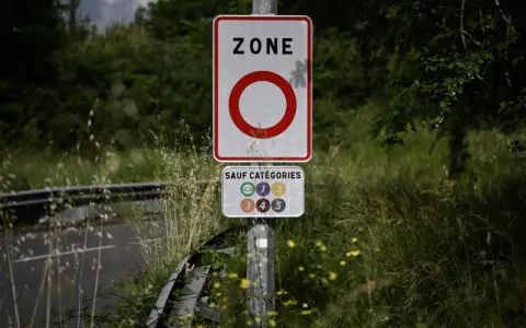 Panneau "ZONE" avec un cercle rouge, indiquant une interdiction. En dessous, "SAUF CATÉGORIES" avec les vignettes Crit'Air 1 à 5.