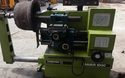 Machine pour la rectification de tambour de frein, avec un tambour monté sur le mandrin.