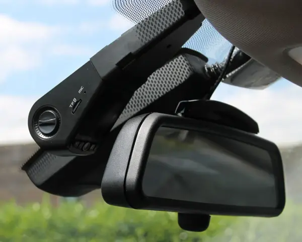 Caméra obligatoire voiture, fixée au pare-brise, près du rétroviseur. Enregistre vos trajets pour plus de sécurité.