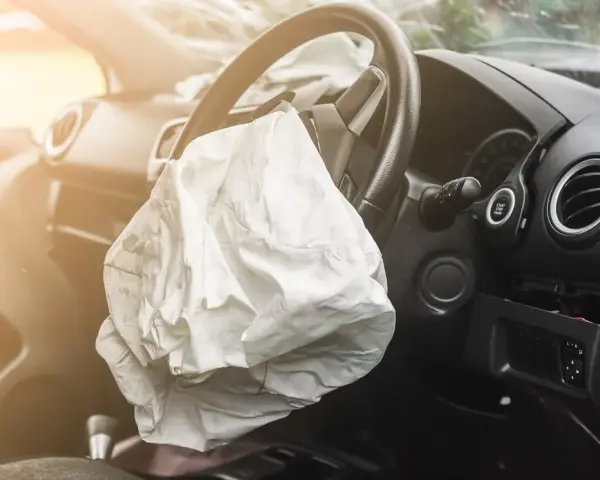 Le fonctionnement de l'airbag est illustré par ce sac blanc déployé sur le volant d'une voiture après un accident.