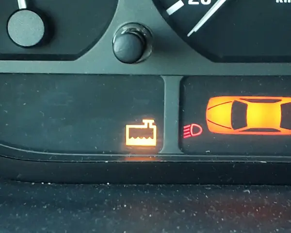 Voyant liquide de refroidissement BMW allumé. Le niveau est bas, il faut vérifier.
