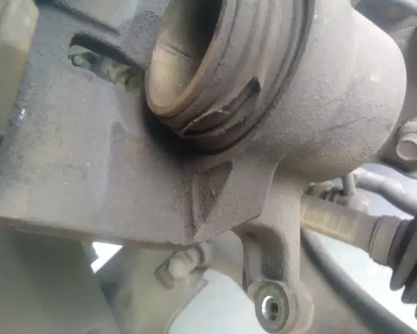 Gros plan sur un étrier de frein de voiture, prêt à changer le cache poussière.