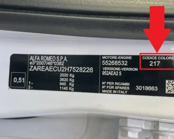Étiquette sur une Alfa Romeo indiquant "CODICE COLORE 217". C'est ici que vous pouvez trouver le code couleur de votre voiture.