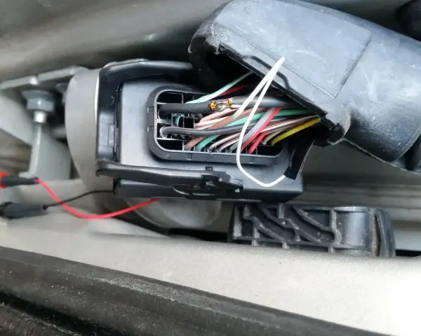 Faisceau de câbles d'une voiture, peut-être la cause du problème de vitre électrique ne remonte plus automatiquement.
