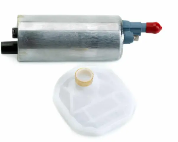 Pièce détachée pour tester pompe de gavage : un filtre à essence et un corps de pompe en métal argenté avec connecteurs.