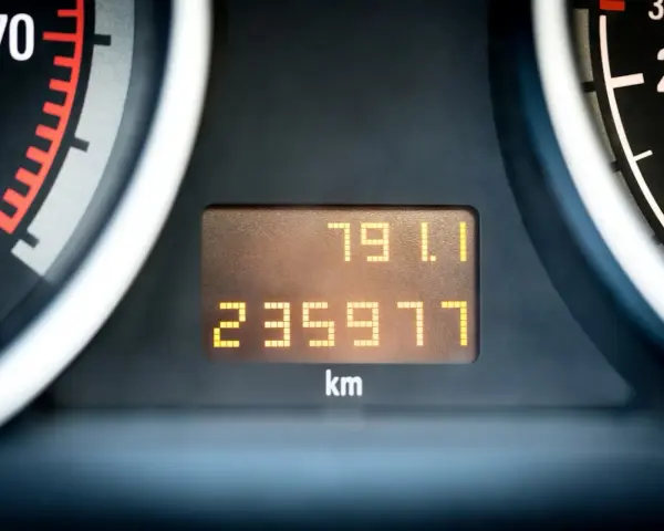 Le tableau de bord affiche 235 977 km. C'est quoi le kilométrage d'une voiture ? C'est la distance parcourue.