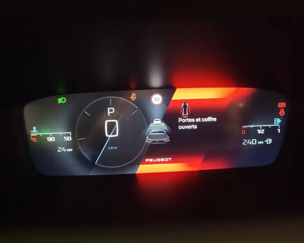Tableau de bord Peugeot affichant "Portes et coffre ouverts" et un voyant défaut boîte de vitesse automatique. Vitesse 0 km/h.