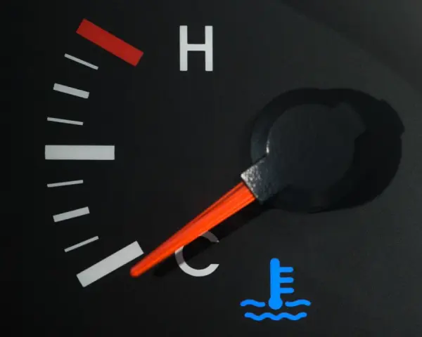 Le voyant température moteur s'allume à froid, indiquant un problème potentiel. L'aiguille est sur la zone bleue, signe de froid.