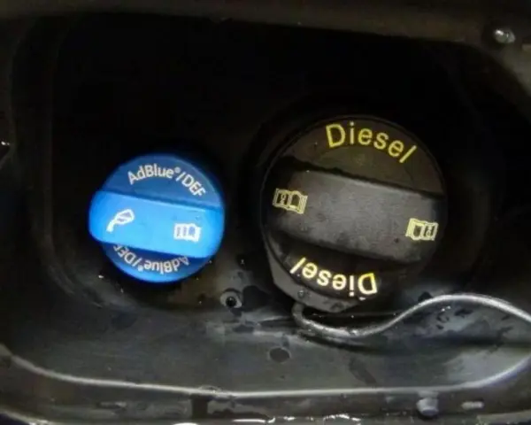 Bouchons AdBlue et Diesel dans un compartiment de carburant. Un problème AdBlue sur une Peugeot peut survenir si le liquide n'est pas correctement rempli.