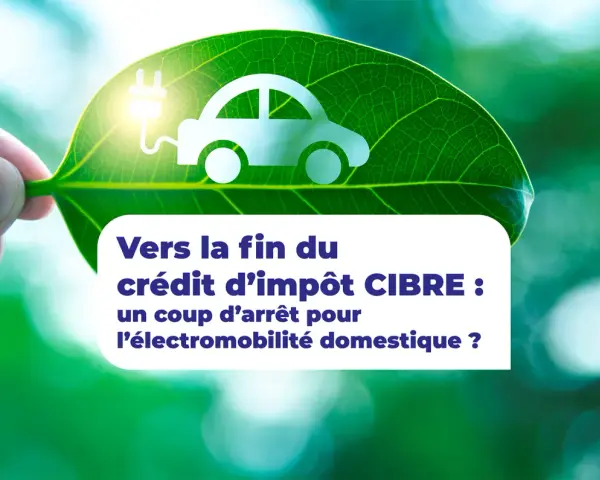 Une feuille verte porte l'icône d'une voiture électrique. Le texte parle de la fin du crédit d'impôt pour l'électromobilité.
