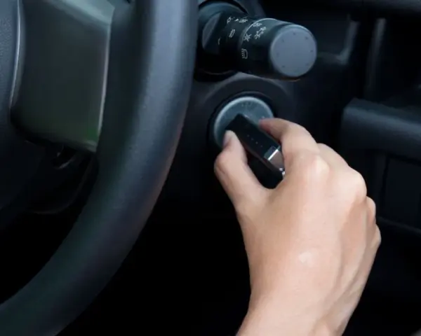 Main tenant essaie de démarrer sa voiture, mais le volant est bloqué et la clé ne tourne pas.