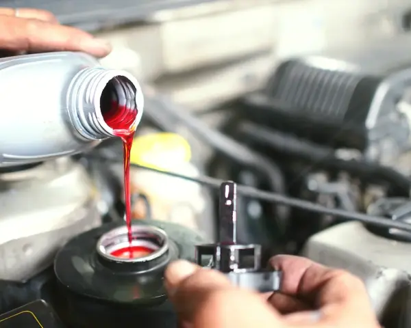 Remplissage du réservoir avec du liquide de frein rouge vif. Le liquide de frein noir est une indication de problème.