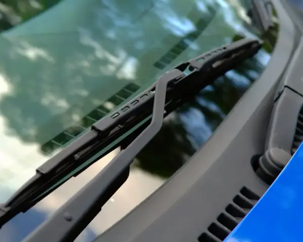 Essuie-glace de voiture en panne, une astuce pour le dépanner avant qu'il ne pleuve.