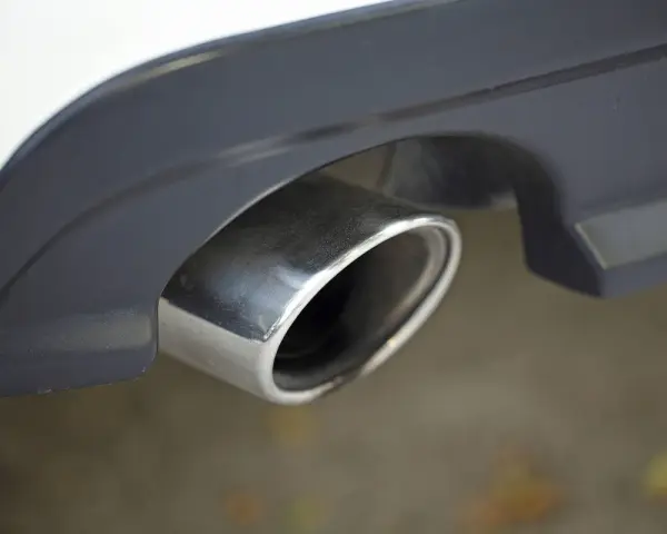 Gros plan sur un pot d'échappement de voiture, un symptôme d'échappement bouché peut être une perte de puissance.
