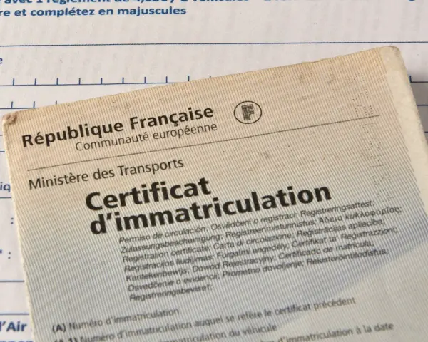 Un certificat d'immatriculation français, avec des mentions multilingues. L'inconvénient carte grise collection peut être sa complexité administrative.