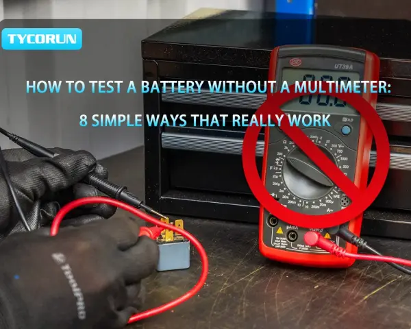 Comment tester une batterie sans multimètre : des mains gantées manipulent des fils rouges et noirs connectés à un relais. Un multimètre est barré d'un cercle rouge.