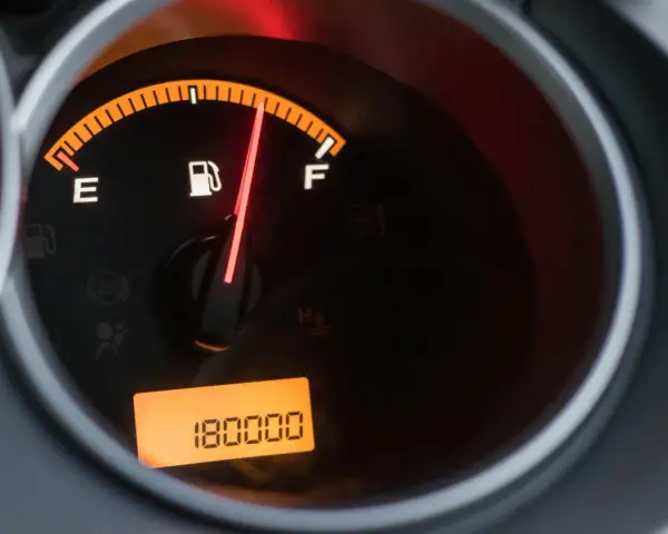 Le tableau de bord indique le niveau de carburant. Pour savoir si la jauge à carburant fonctionne, regardez l'aiguille qui pointe vers "E" (vide).