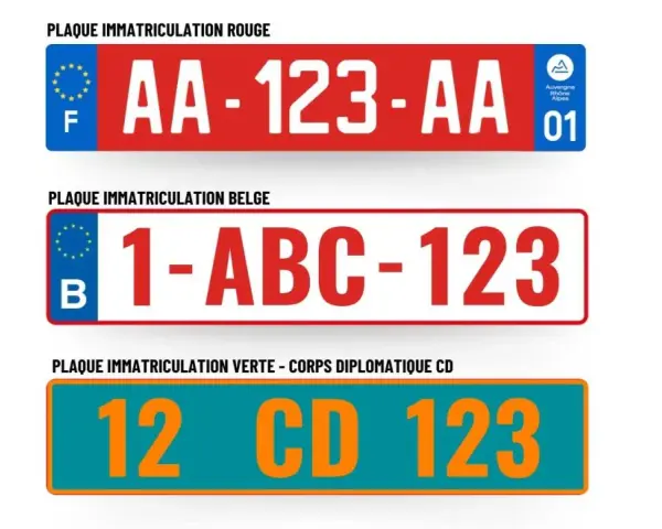 Plaque immatriculation rouge française "AA-123-AA" avec logo régional, plaque belge "1-ABC-123", et plaque diplomatique verte "12 CD 123".