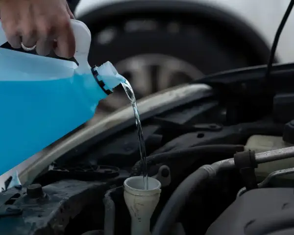 Main tenant, remplissage du liquide lave-glace. Le moteur est froid, parfait pour ajouter du liquide.