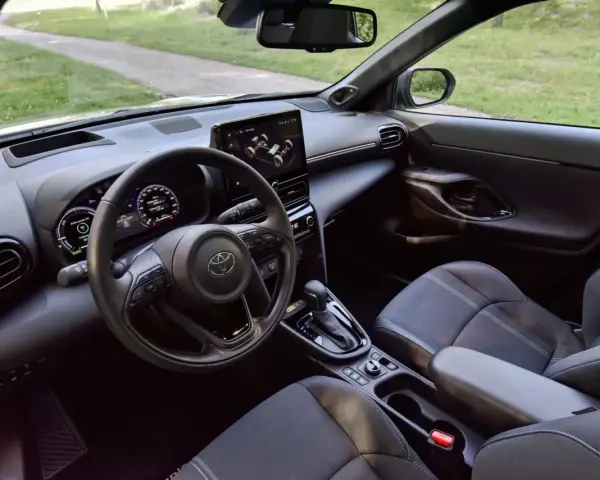 Intérieur d'une voiture moderne, tableau de bord avec écran tactile, volant et sièges. Un véhicule conçu pour respecter la norme GSR2.