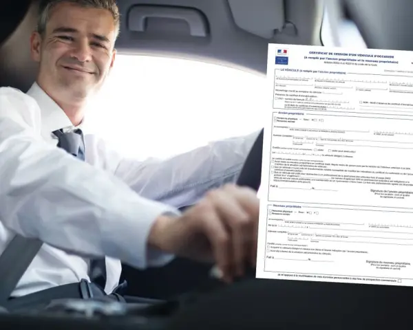 Un homme souriant conduit, une main sur le volant. À côté de lui, un formulaire "Certificat de cession d'un véhicule d'occasion" est visible, expliquant comment remplir un certificat de cession.